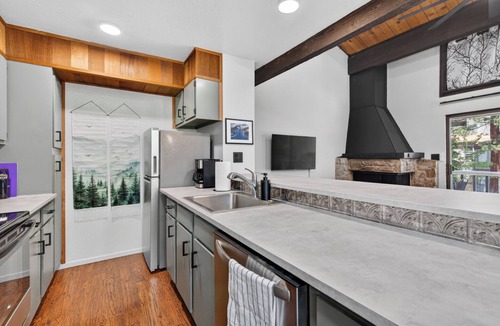 Kings Beach House | Tahoe Corner - 3 Minutes to Tahoe, 7 to Northstar - Pool, Pickleball, Fitness