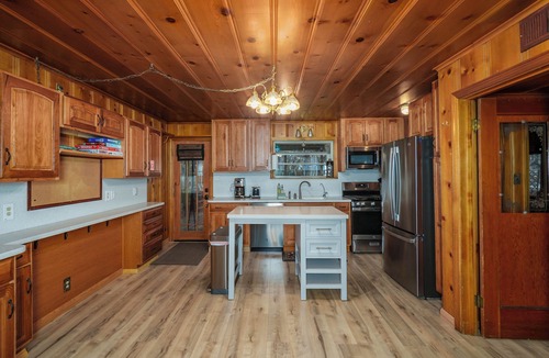 South Lake Tahoe House | Tahoe Heavenly Hideaway- 3 Bedroom, 2 Bath Cabin Close to Everything 1060H