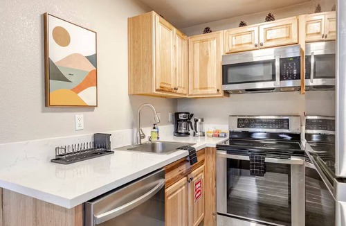 Tahoe Village Condo | Tahoe Mountain Escape. 12 Min to Beach