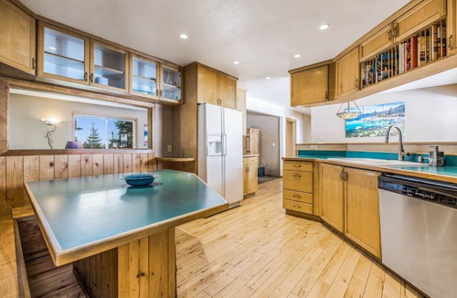 Upper Kingsbury House | Tahoe Mountain Retreat with Views Decks Hot Tub by Events Beaches Golf Heavenly