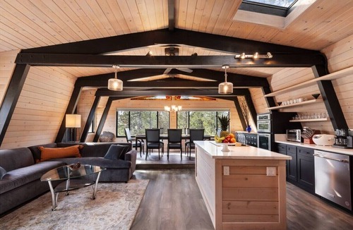 South Lake Tahoe Ski Chalet | Tahoe Sanctuary | Hot Tub Sauna | Mountain & Lake Views | Air Conditioning