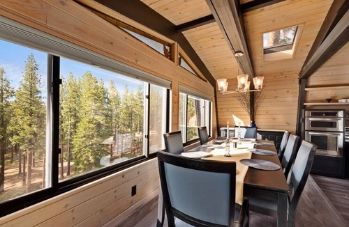 South Lake Tahoe Ski Chalet | Tahoe Sanctuary | Hot Tub Sauna | Mountain & Lake Views | Air Conditioning