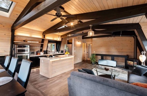 South Lake Tahoe Ski Chalet | Tahoe Sanctuary | Hot Tub Sauna | Mountain & Lake Views | Air Conditioning