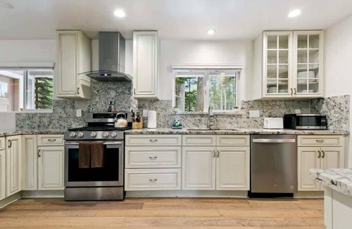 North Upper Truckee House | Tahoe Spa Retreat: Sauna, Hot Tub, Game Room, Pets