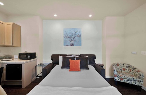 O'Brien Bed & Breakfast | The Black Tail Deer- Private Room With a Forest View!