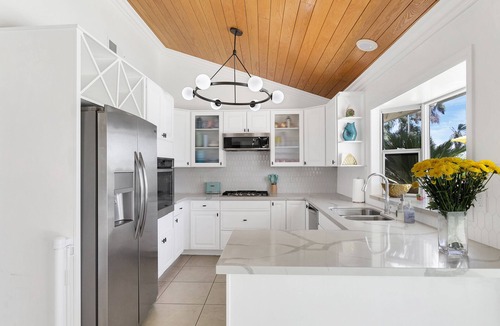 Palm Springs House | The Cowabunga House! - An Art Inspired Home Seated on Historic Golf Resort.
