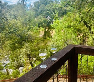 Oakhurst House | The Falls-Overlooks a waterfall-BBQ-Sleeps 4