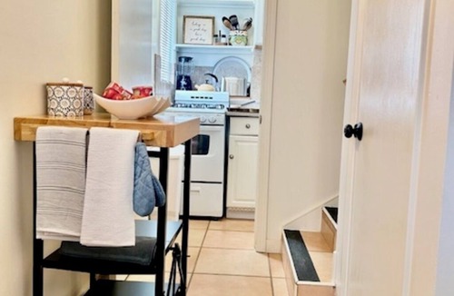 East Side Costa Mesa Apartment | The Get Away: Trendy Spot near Newport Beach