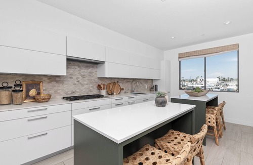 West Newport Apartment | The Kelly Residence @ Peninsula Village
