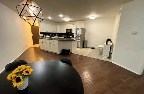 Hollywood Hills Condo | The Landing - Hollywood Hills Apt 3 min from Universal Studios and Walk of Fame