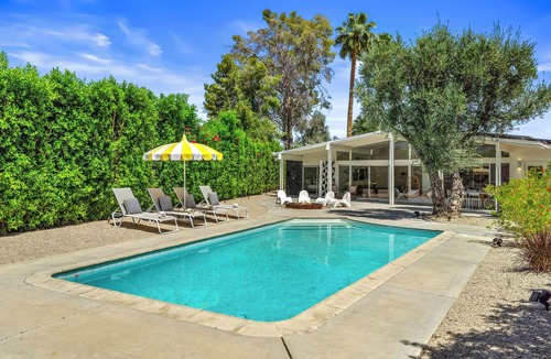 Palm Springs House | The Mod Cherry - Luxury Meets Retro Charm: Stay in a Stunning Palm Springs Retreat