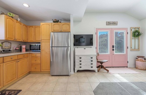 Country Club House | The Peaceful Pink Cottage | 1BR | Pool | Nature