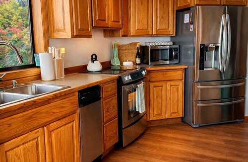 Harbor House | The White Haus: Harbor Views, Private Hot Tub, Game Room - Walk to Beach & Food