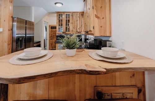 Big Bear City Cabin | This Cabin is rustic, located minutes to slopes & village