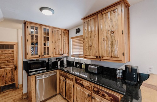 Big Bear City Cabin | This Cabin is rustic, located minutes to slopes & village