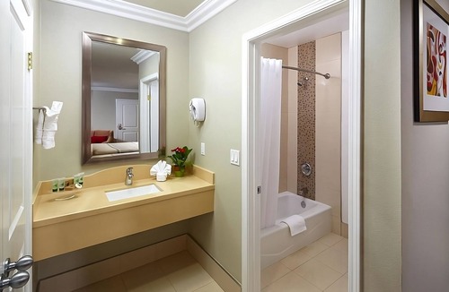 Anaheim Resort Hotel | Three Units Near Disneyland Park – 1.3 miles away!