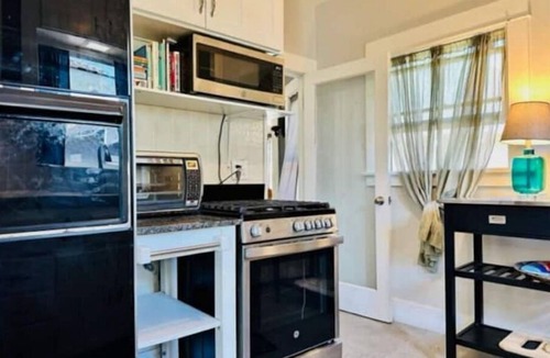 Alamitos Beach House | Tiffanys by the Sea🏊🏼🏄🏼‍♀️ Cal Bungalow with swim spa and minutes walk to beach.