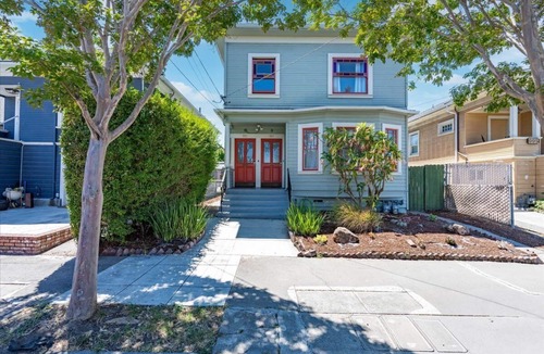 Emeryville Apartment | Top floor duplex with garden-patio.