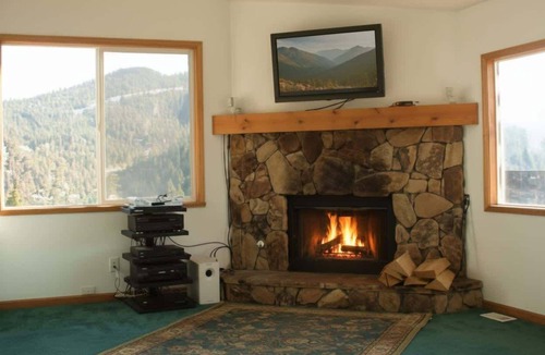 Tahoe Village Cabin | Townhouse condo with lakeviews close to lifts