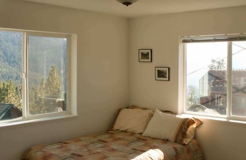 Tahoe Village Cabin | Townhouse condo with lakeviews close to lifts