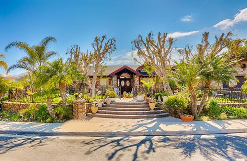 San Clemente House | TRADE DESERT EXTREMES FOR COASTAL COMFORT Coastal lifestyle without desert heat!