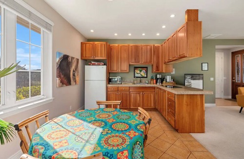 Napa House | Tranquil Italian Villa Cottage Near Wineries with hot tub and pool!
