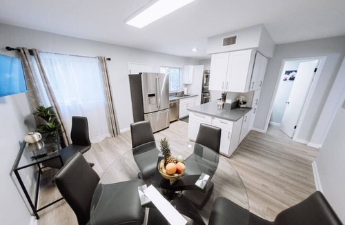 NoHo Arts District Villa | TRANQUIL NOHO GEM: 2BR TOWNHOME w/PRIVATE FENCED PATIO & CARPORT PARKING p29