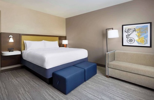 Oakhurst Hotel | Tranquil Poolside Retreat with Hot Tub Near Yosemite and Breakfast Included