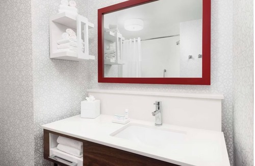 Oakhurst Hotel | Tranquil Poolside Retreat with Hot Tub Near Yosemite and Breakfast Included