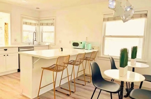 Oakland House | Travelers Paradise Spectacular Views Complimentary Parking