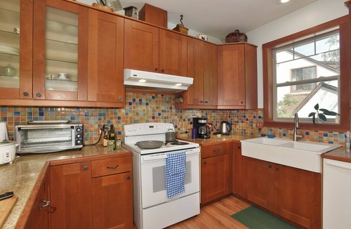 Dunsmuir Cottage | TreeTop Cottage in the trees overlooking the river