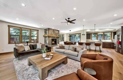 Kingswood Estates Cabin | Treetops Adventure Lodge: Designer Home+Hot Tub+AC