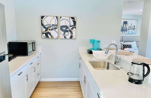 Old Southwest House | Triplex in Great Neighborhood/6 BR/10TVs/Sleeps 23