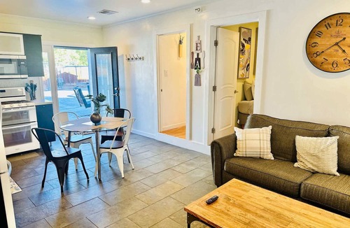 Old Southwest House | Triplex in Great Neighborhood/6 BR/10TVs/Sleeps 23