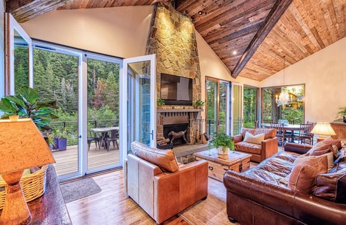 Tahoe City House | Truckee River House | Sleeps 10 | Min to Palisades