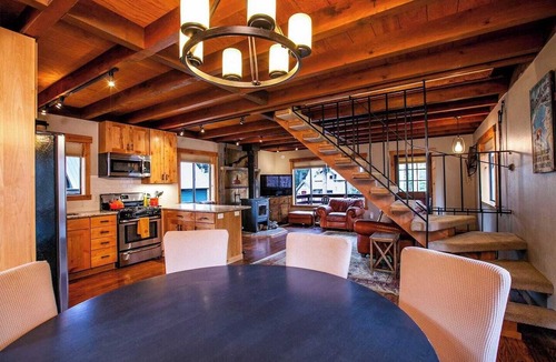 Donner Lake Woods Cabin | Truckee Time - Walk to Beach + Pub, Hot Tub