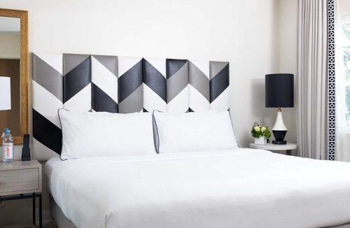 Norma Triangle Hotel | TWO 1BR Suite Kitchen Rooftop Pool Valet Parking near Hollywood Walk of Fame