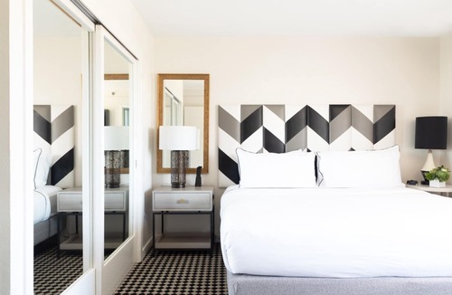 Norma Triangle Hotel | TWO 1BR Suite Kitchen Rooftop Pool Valet Parking near Hollywood Walk of Fame
