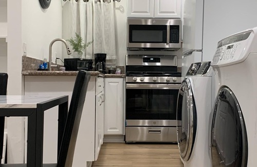 La Brea Apartment | Two bedroom private guest suite near Hollywood Walk of Fame and The Grove.