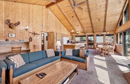 Upper Moonridge Cabin | Ultimate 6BR Big Bear Lodge: 2,700+ Sq Ft, Wood Fireplace & 5-Car Flat Driveway