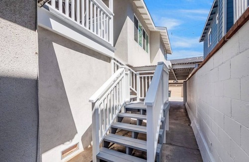 West Newport House | Updated 2nd-floor retreat with deck, AC, 2 car parking- steps from beach