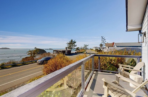 Crescent City North House | Updated Oceanfront home near the redwoods and harbor - close to hiking trails