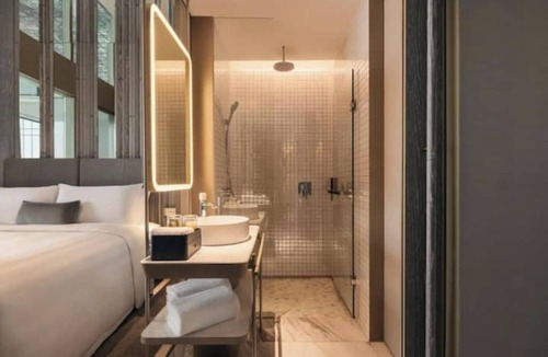 Orchard Hotel | Upscale Hotel Club King w Balcony Next to Famous Orchard Rd