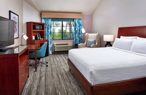 Valencia Hotel | Upscale King Room | 0.1 Miles to Six Flags | On-Site Restaurant & Lounge