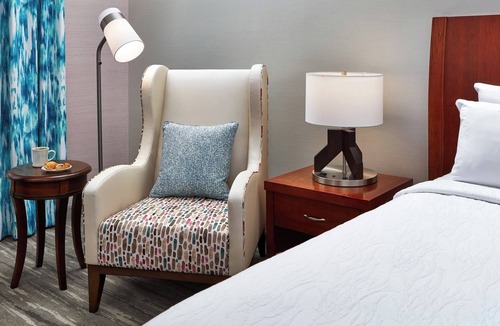 Valencia Hotel | Upscale King Room | 0.1 Miles to Six Flags | On-Site Restaurant & Lounge