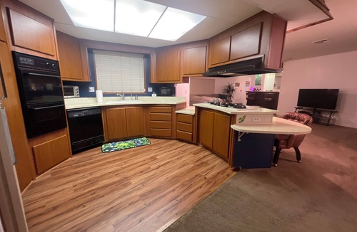 Desert Hills House | Vacation getaway with pool in Lake Havasu less than 5 miles from London Bridge.