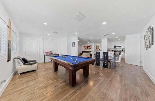 Rancho Oakey House | Vegas Getaway amazing Ground Floor with Pool and Games and BBQ
