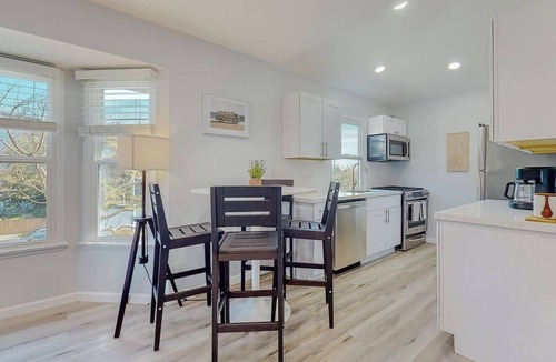 Venice Apartment | Venice 3rd & Rose 2bd Walk to Beach, Shops, Abbott Kinney