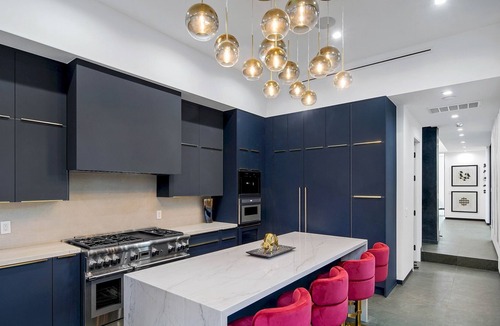 Venice House | Venice Luxury Abode: Panoramic Views, Saltwater Pool, Modern Amenities