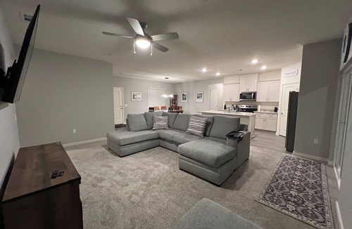 Bakersfield House | Very spacious 3-bedroom house in amazing Bakersfield with AC for relaxing stays